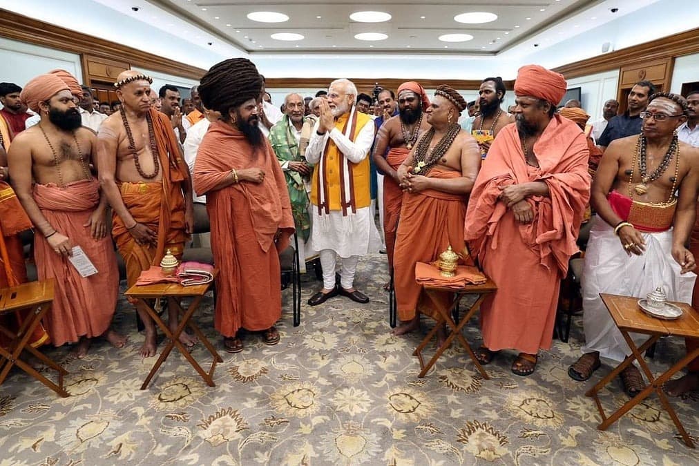 Hon'ble PM Modi Greeting Adheenam Sants